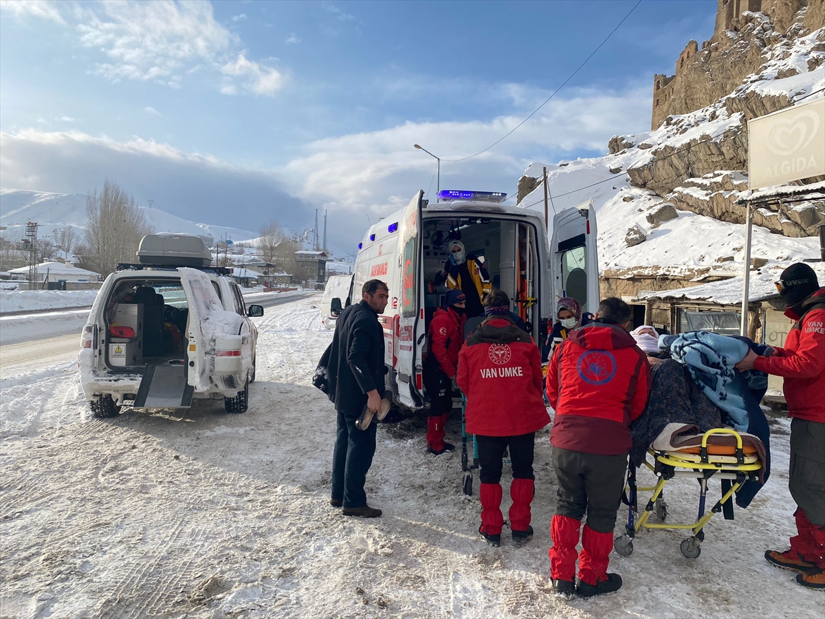 Van’da yolu kardan kapanan mahalledeki hasta 3 saatte hastaneye ulaştırıldı