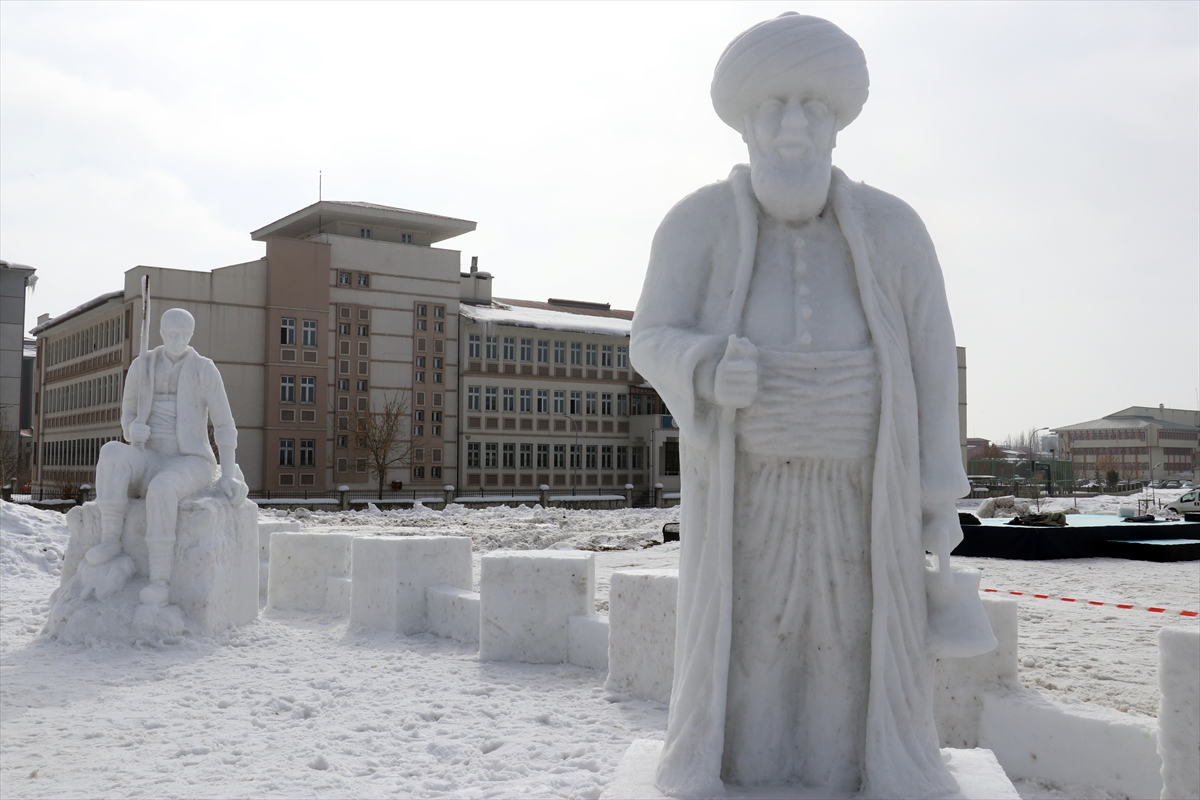 Ağrı’da kar festivali için masal kahramanlarının kardan heykelleri yapıldı