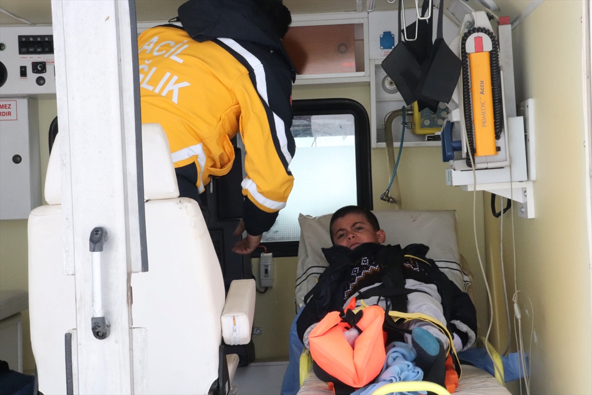 Ağrı’da yolu kardan kapanan köydeki hasta çocuk paletli ambulansla hastaneye ulaştırıldı