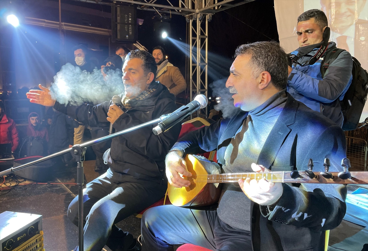 Kurtuluşun 101. yılında Ardahan’da Erdal Erzincan konseri
