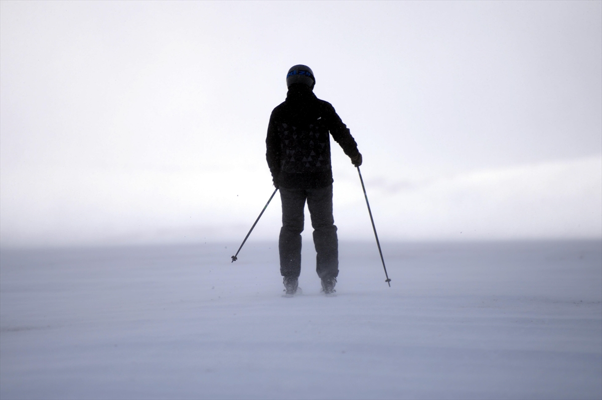 Ardahanlılar Yalnızçam’ın zirvesinde tipiye rağmen kayak yaptı