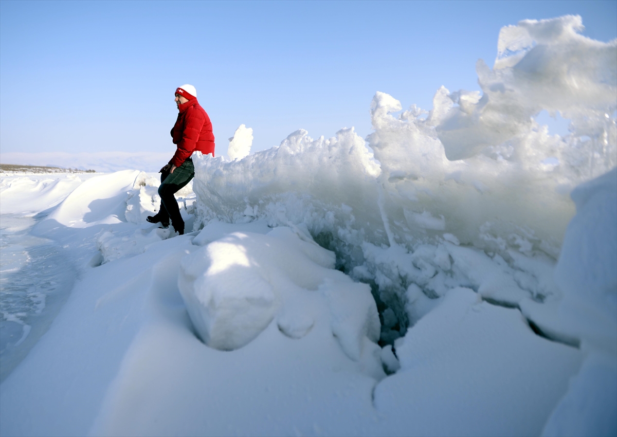 Çıldır Gölü’ne gelen turistler buz kütleleriyle hatıra fotoğrafı çektiriyor