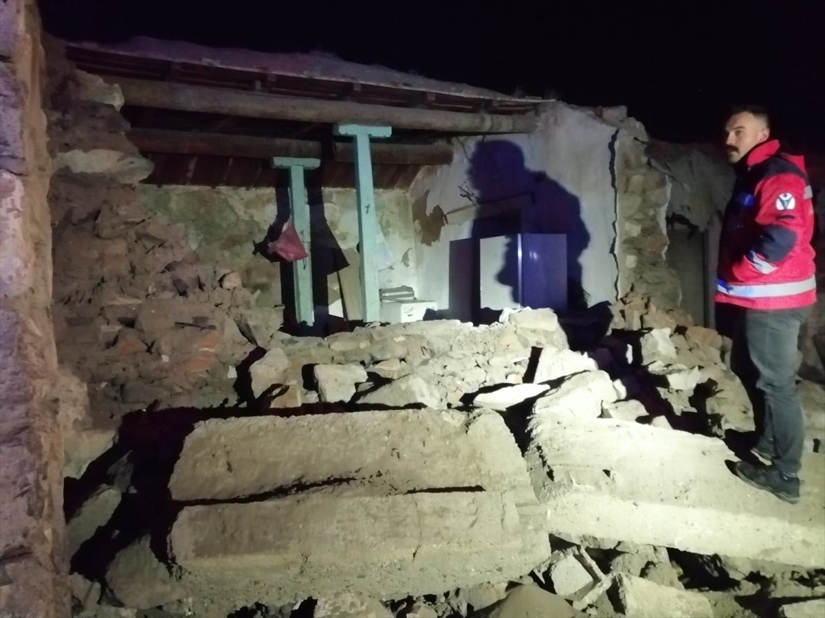 Ermenistan’daki 5,3 büyüklüğündeki deprem sonrası Kars’ta hasar tespit çalışmaları sürüyor