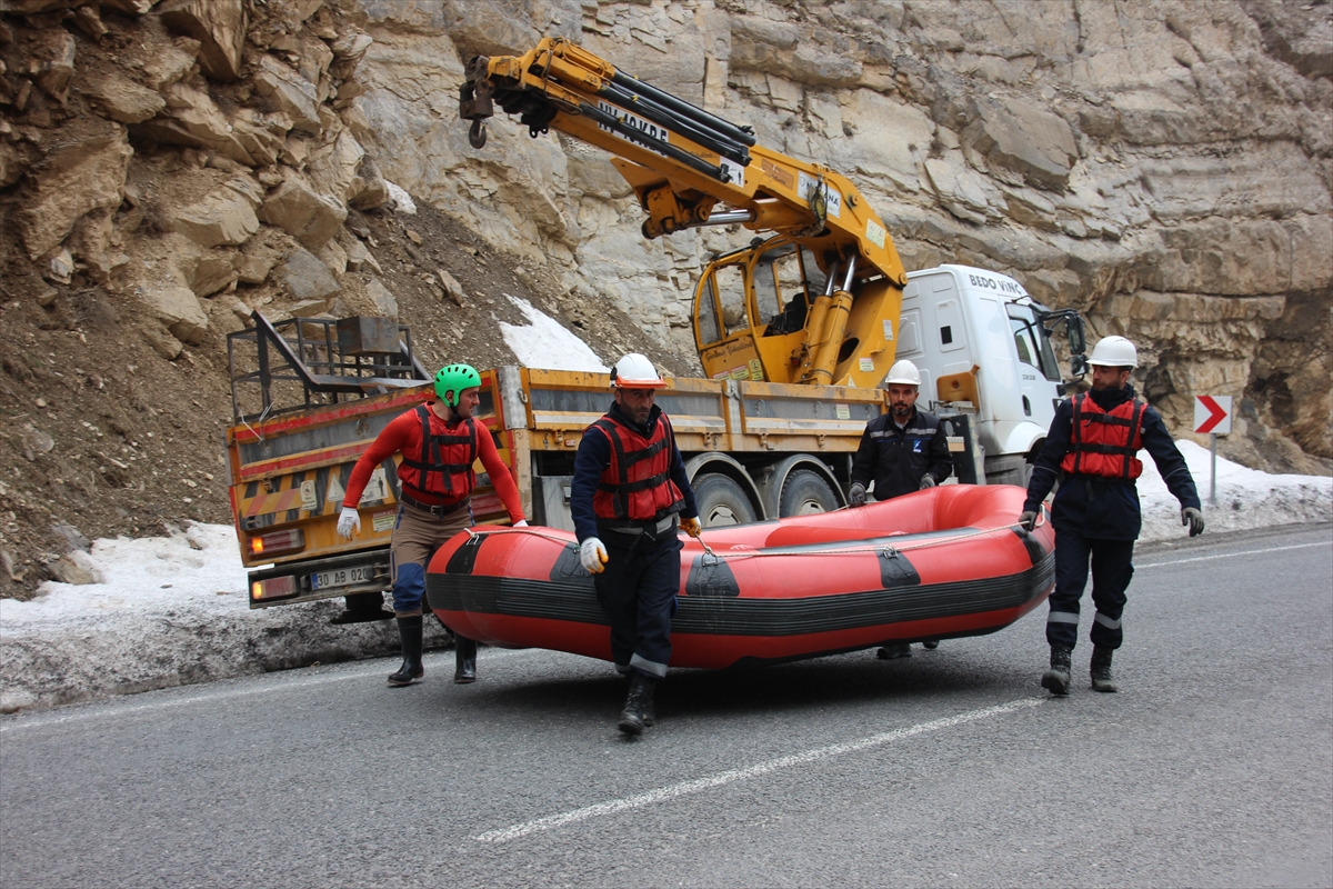 Hakkari’de ekipler elektrik hatlarını onarmak için botlarla Zap Nehri’ni geçiyor