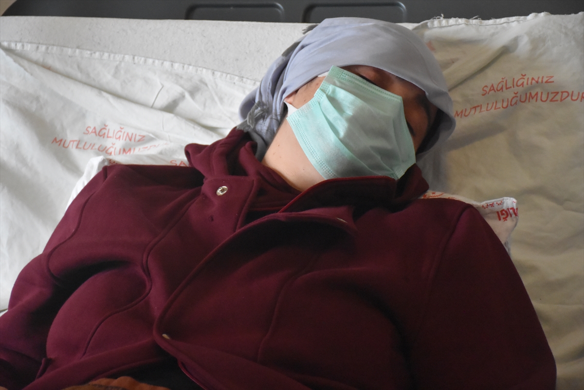 Iğdır’da eşinin bıçakla yaraladığı kadının tedavisi Kars’ta sürüyor