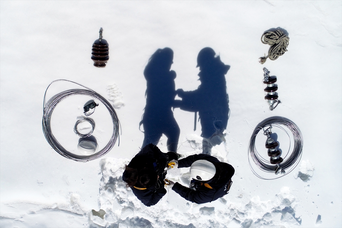 İki kadın karlı dağların zirvelerinde elektrik arızalarını gideriyor