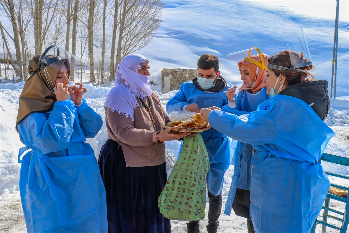 İran sınırında karlı yolları aşarak aşı çalışması yürütüyorlar
