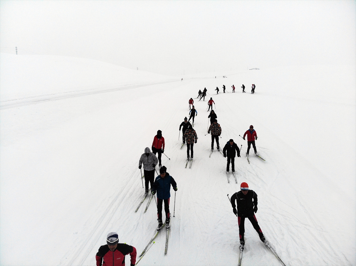Kayak sporcuları Ağrı’nın soğuk ve karlı dağlarında başarıya koşuyor
