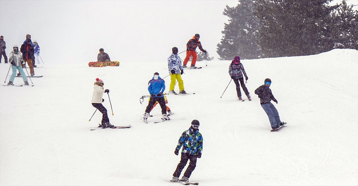 Öğrenciler yarıyıl tatilinin son günlerinde de Cıbıltepe’de kayak yaptı