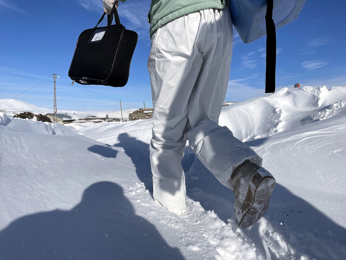 Sağlık ekipleri karda bata çıka yürüyerek köylere aşı götürüyor