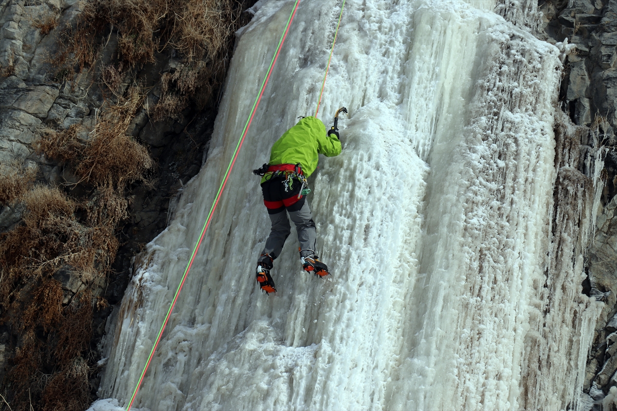 Ünlü dağcı Tunç Fındık, sporcularla Murat Kanyonu’ndaki buz sarkıtlarına tırmandı