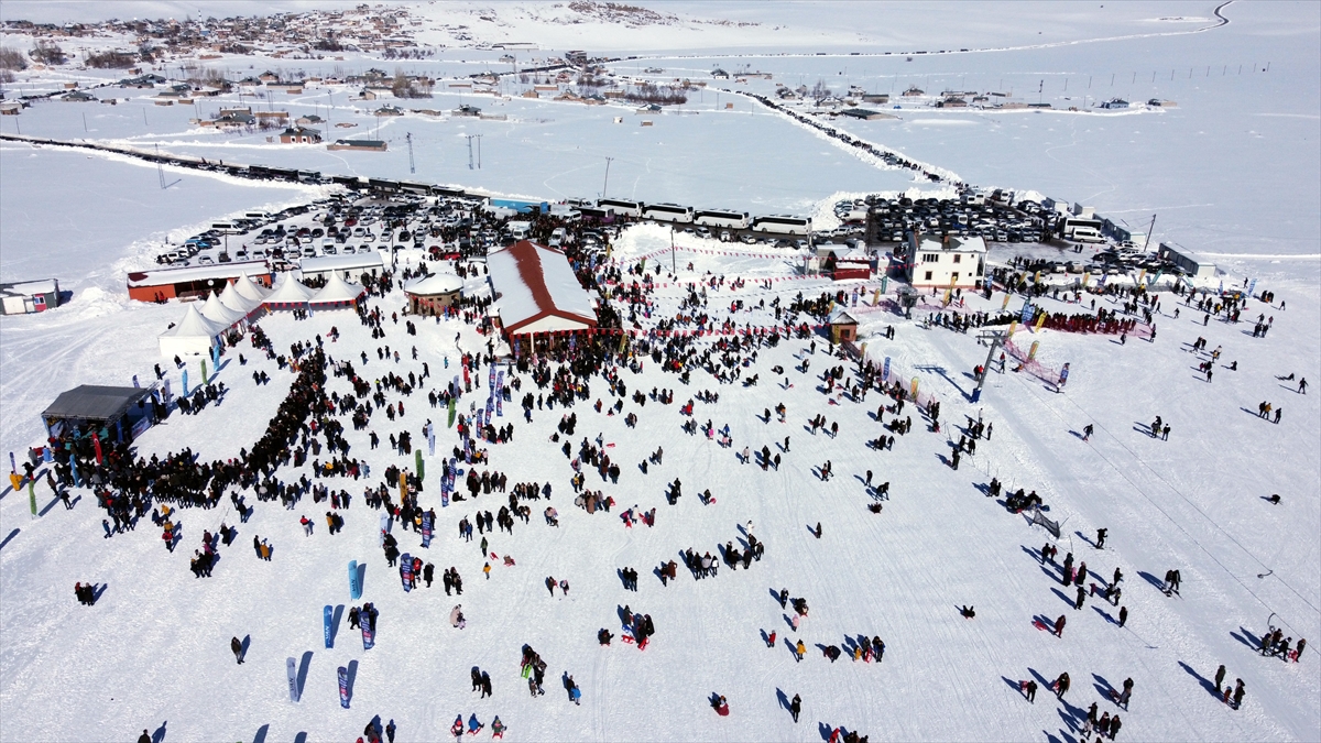 Van’da düzenlenen kayak festivali çevre illerden yoğun ilgi gördü
