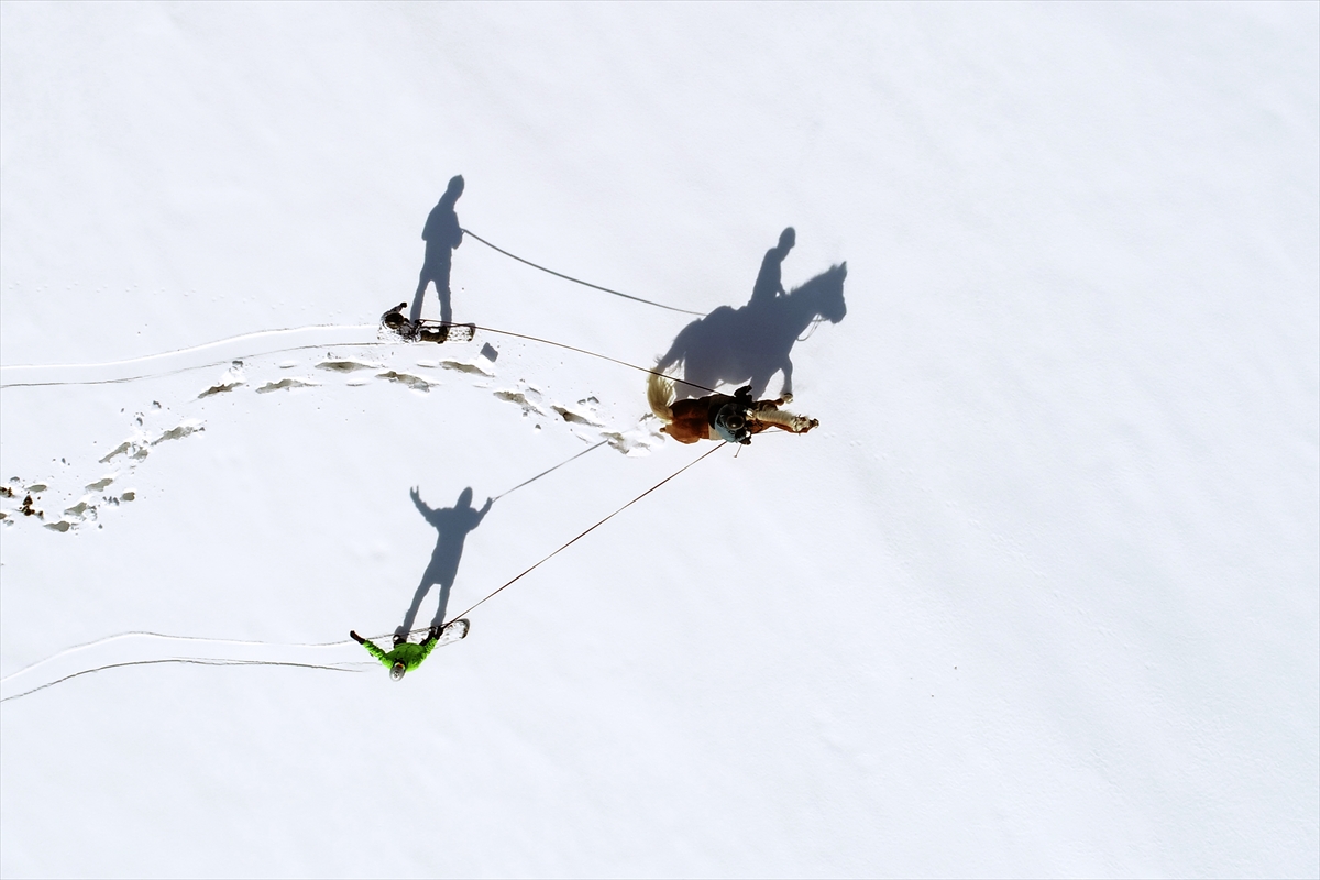 Van’da sporcular karda “atlı snowboard” yaptı