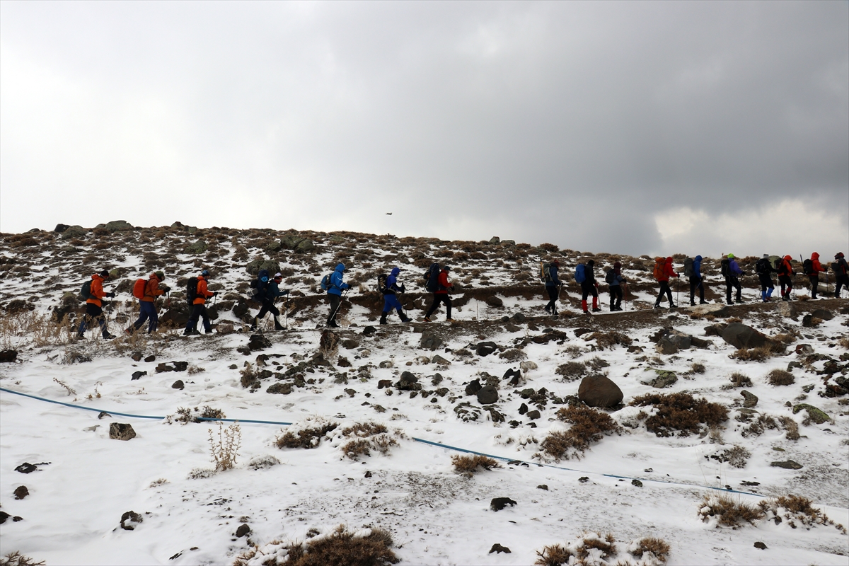 Ağrı Dağı’nda kar ve tipiye yakalanan dağcılar zirve yapamadan döndü