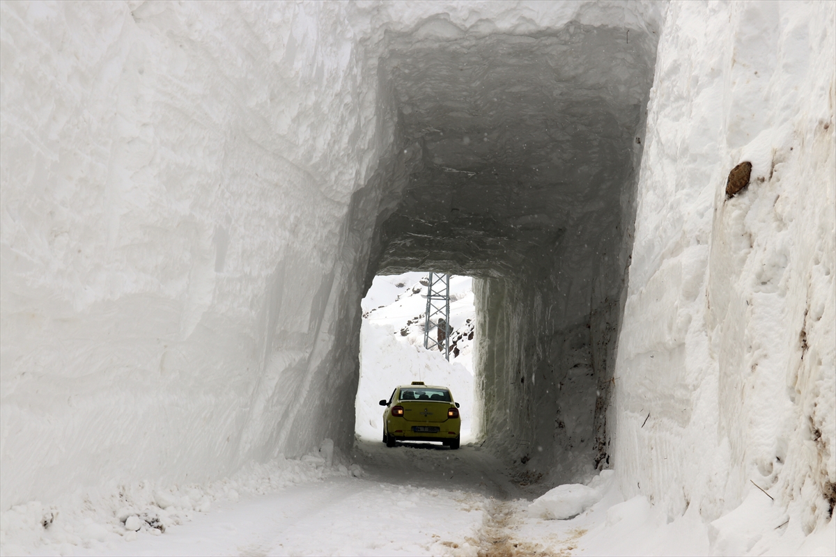 Ağrı’da çığ düşen köy yolunda ulaşım “kardan tünel” ile sağlanıyor
