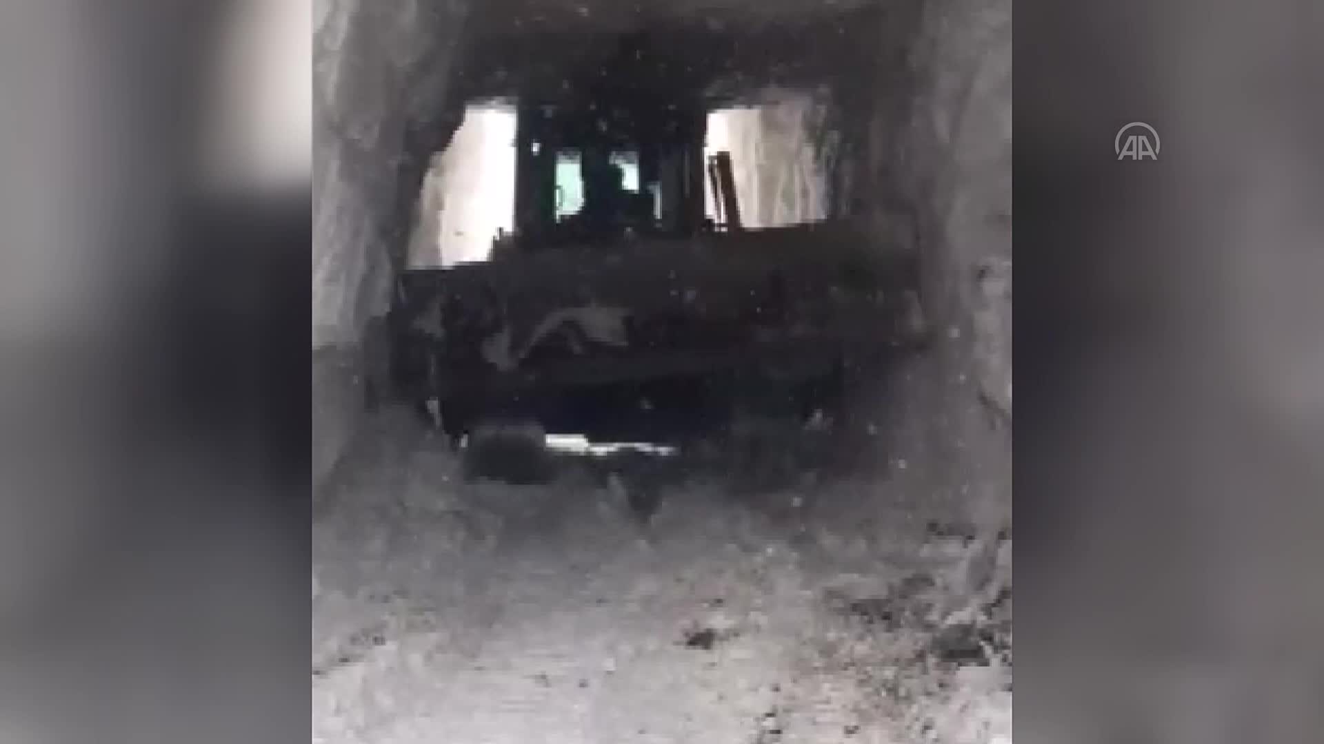 Ağrı’da çığın düştüğü köy yolunda ikinci defa kardan tünel yapıldı