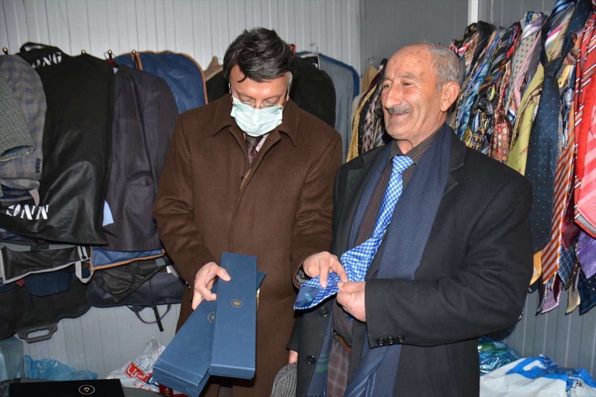 AK Parti Van İl Başkanı Türkmenoğlu, “kravat tutkunu” Bedir Akbulut’u ziyaret etti