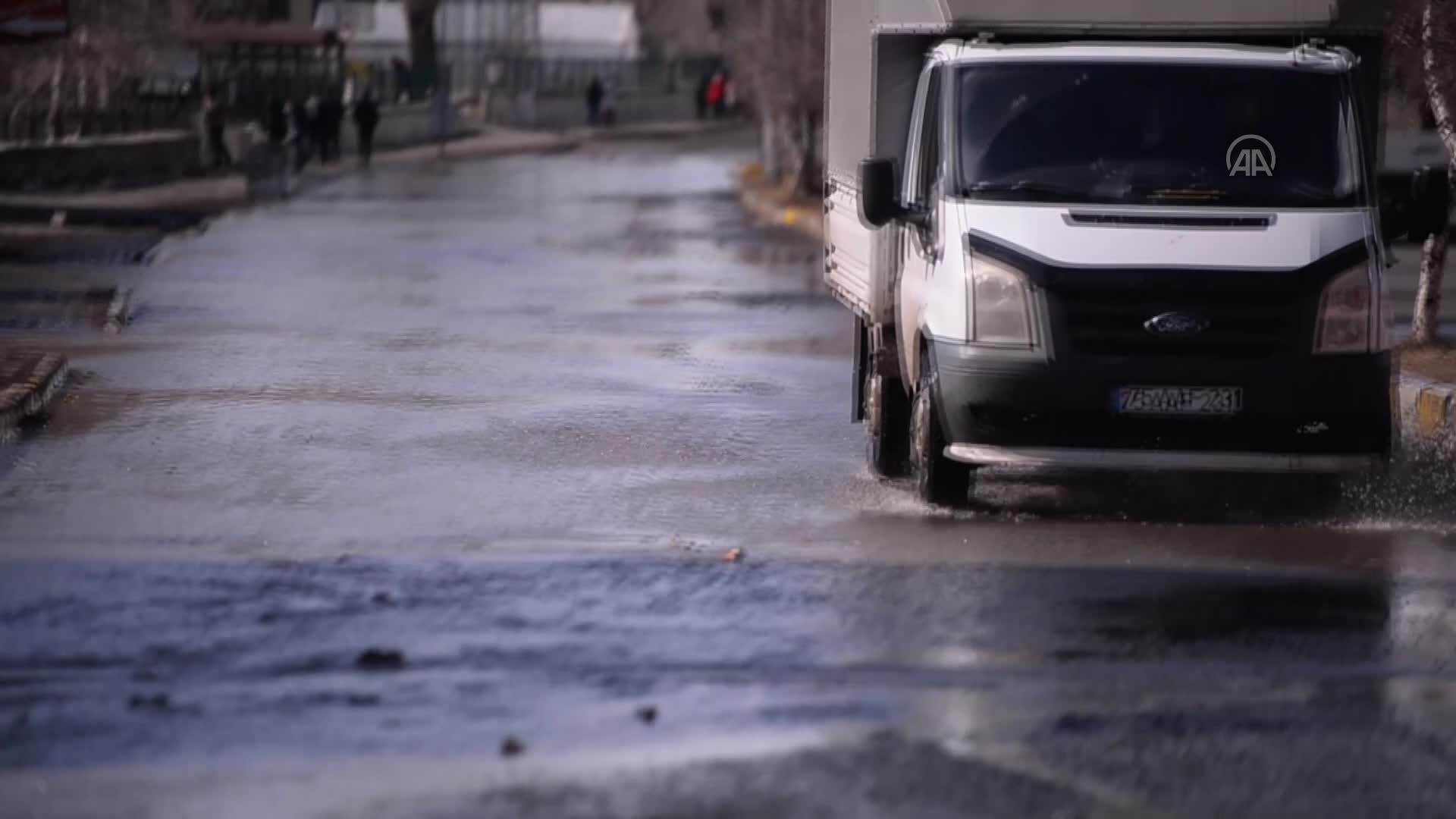 Ardahan’da eriyen kar bazı yolları suyla kapladı