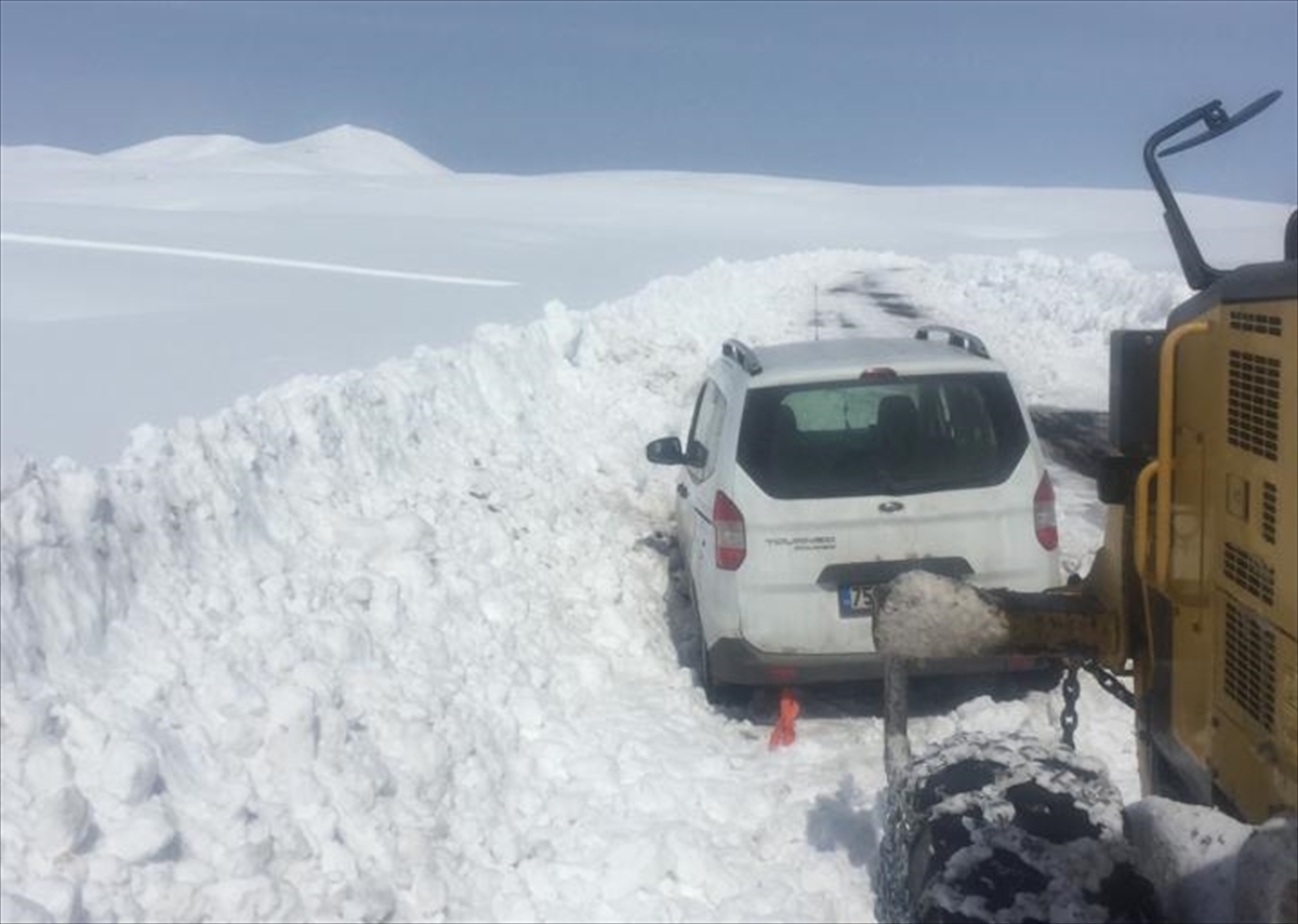 Ardahan’da kar ve tipi nedeniyle kapanan 7 köy yolu ulaşıma açıldı