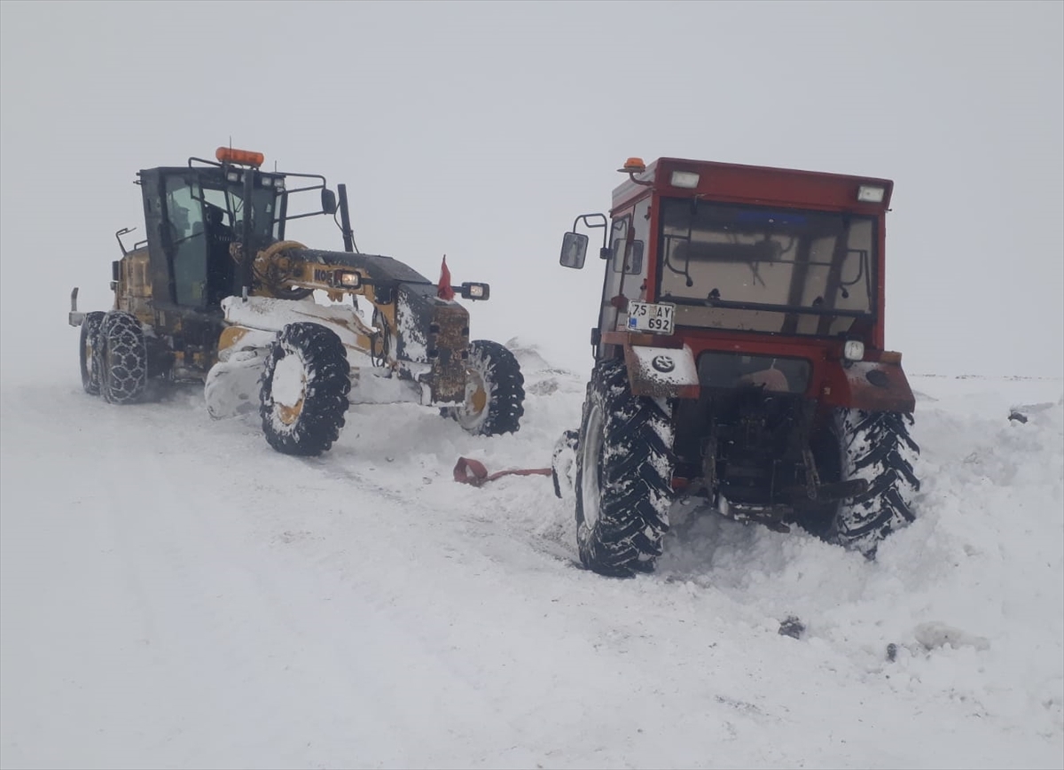 Ardahan’da kar ve tipi nedeniyle yolda kalan 56 araç kurtarıldı