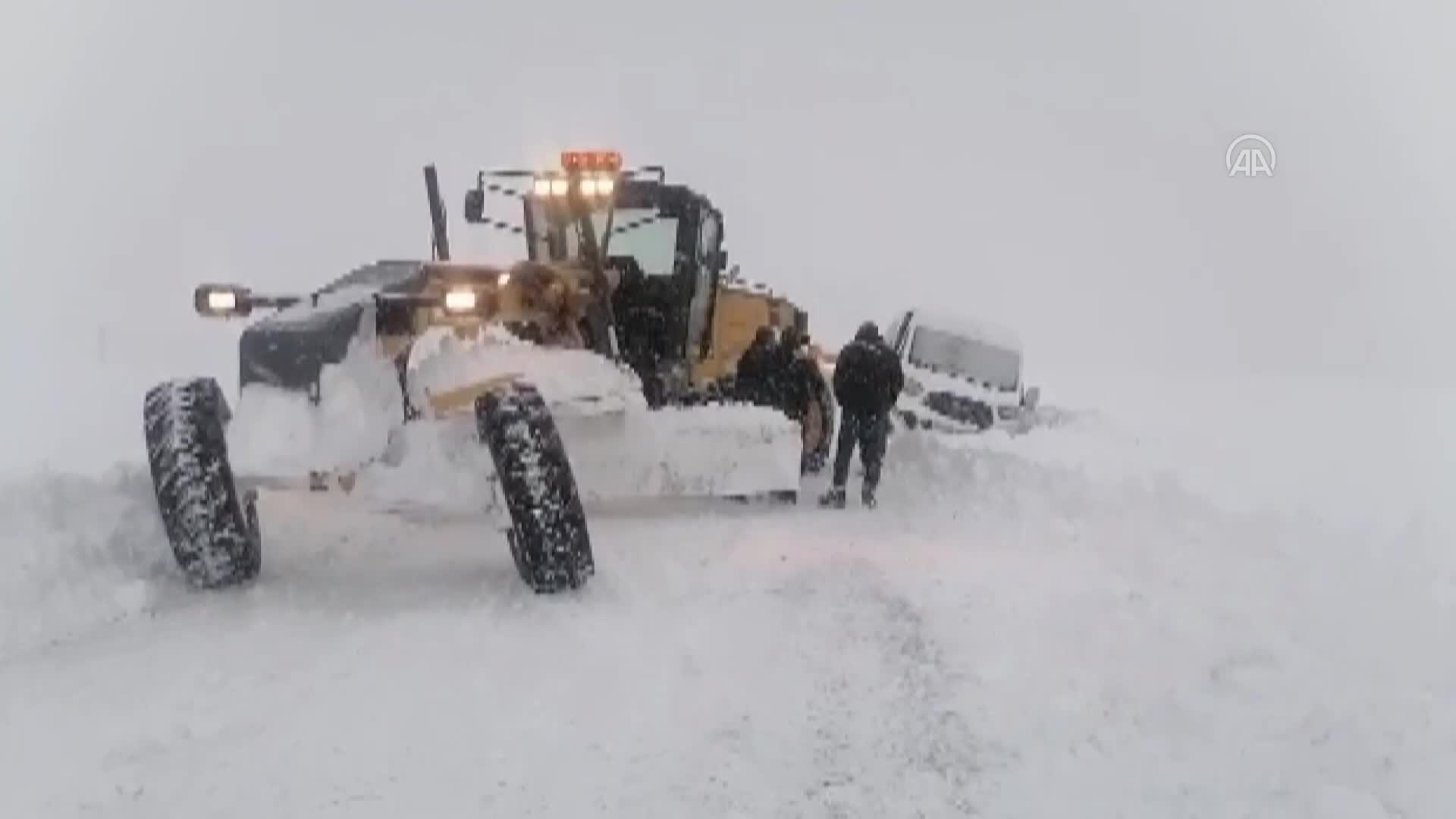 Ardahan’da kar ve tipi nedeniyle yolda mahsur kalan 33 araç kurtarıldı