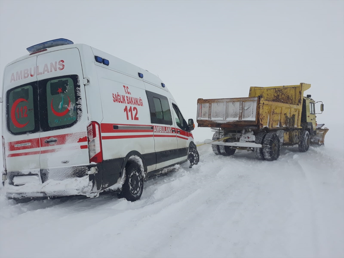 Ardahan’da tipi nedeniyle yolda kalan biri ambulans 52 araç kurtarıldı