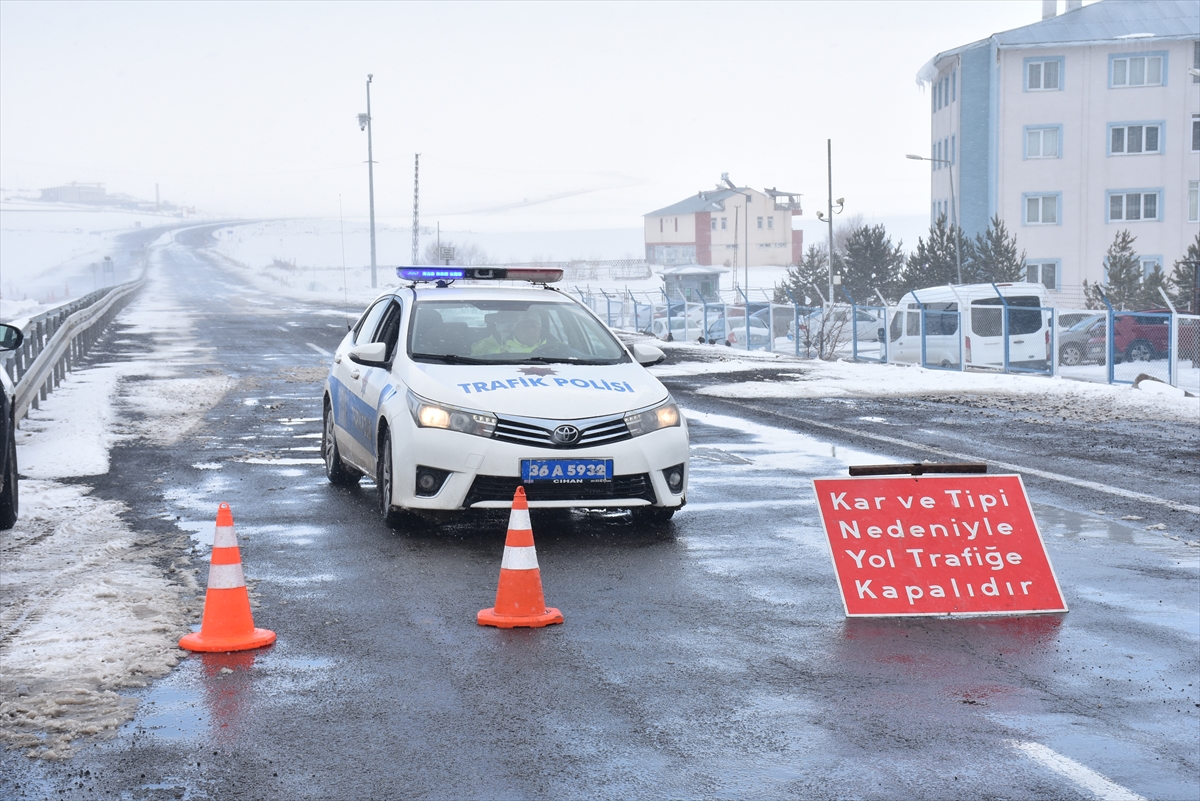 Kar ve tipi nedeniyle Kars-Iğdır kara yolu ulaşıma kapatıldı