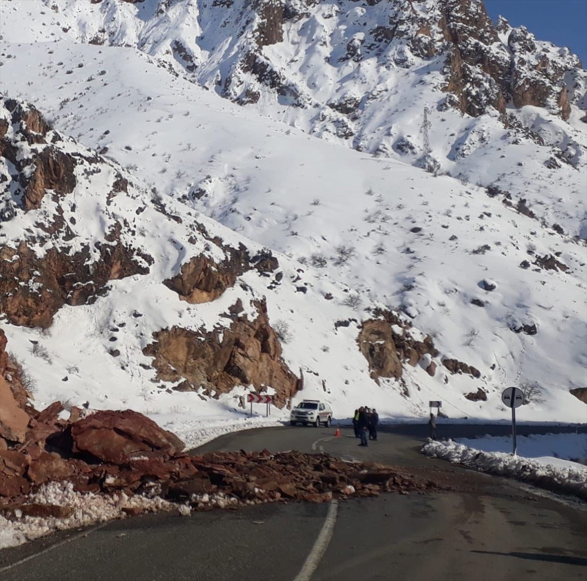 Heyelan nedeniyle kısmen kapanan Kars-Kağızman kara yolu ulaşıma açıldı