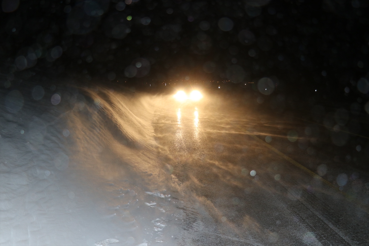 Iğdır-Kars kara yolunda yoğun tipi etkili oluyor