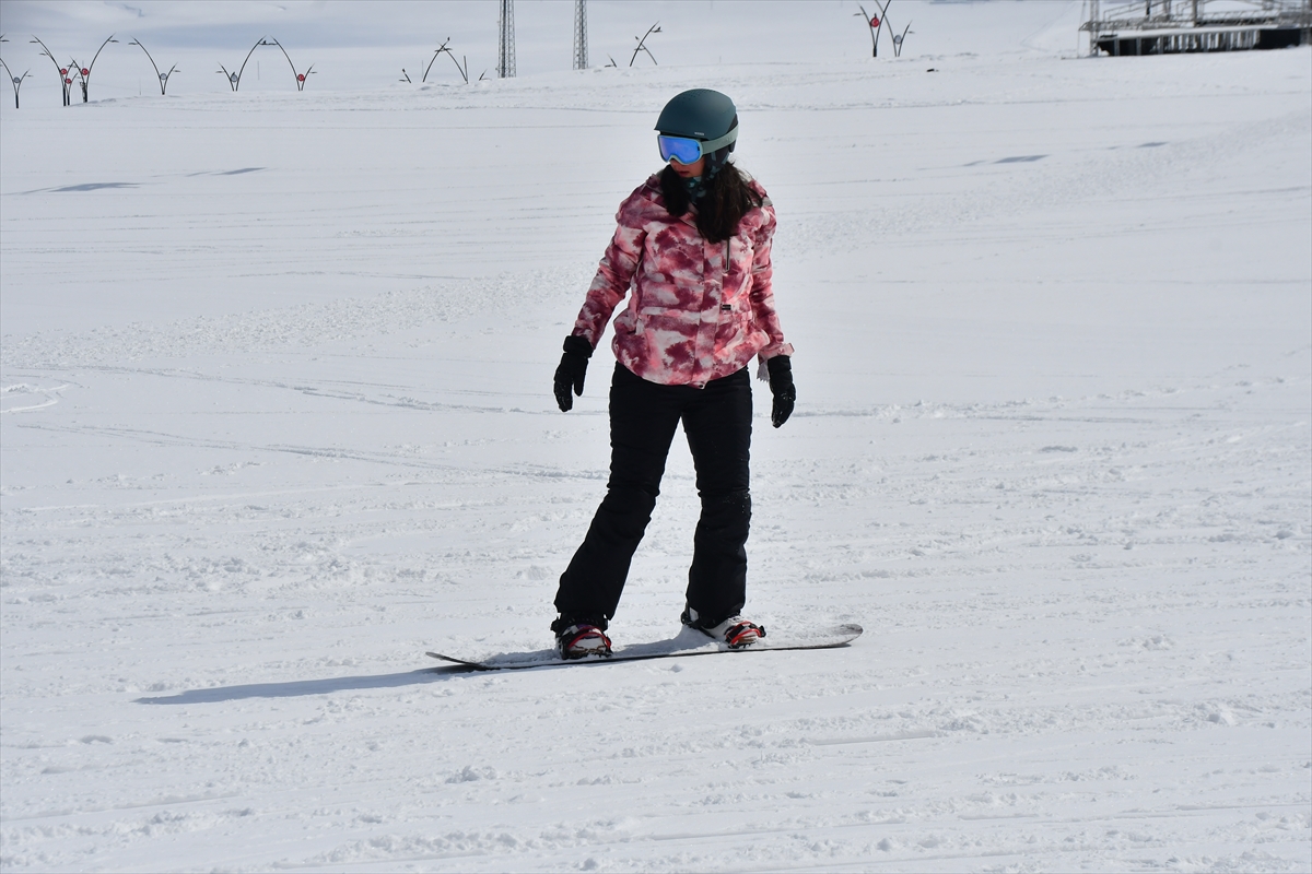 İlkbaharda yağan kar Cıbıltepe’de kayak sezonunu uzattı