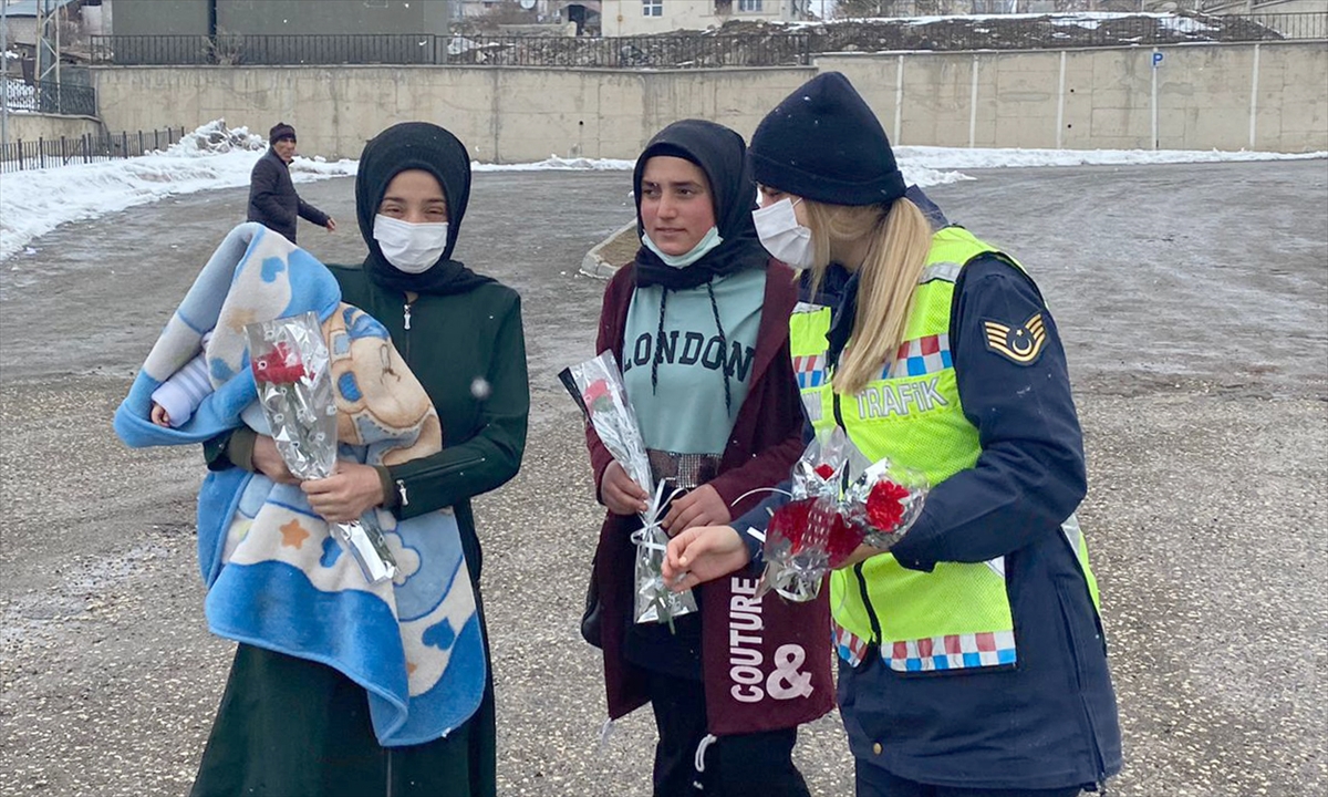 Jandarma ekipleri 8 Mart’ta Kars’taki köy kadınlarını unutmadı
