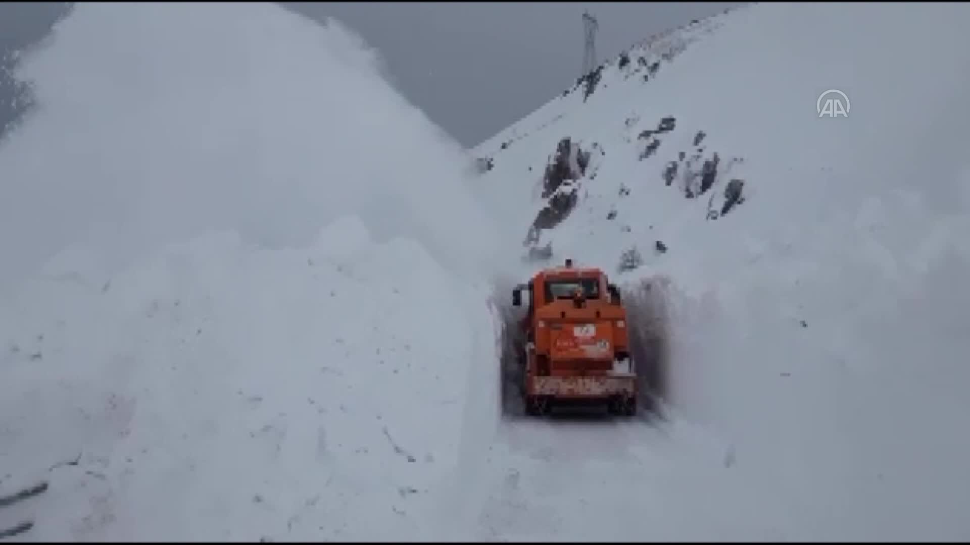 Kar nedeniyle ulaşıma kapatılan Ardahan-Şavşat kara yoluna çığ düştü