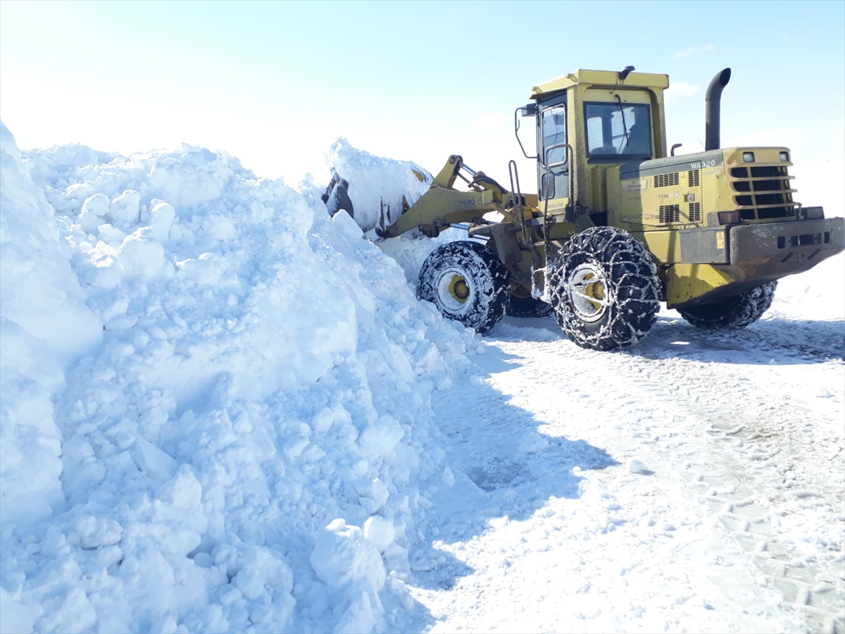 Kars ve Ardahan’da kar nedeniyle kapanan 49 köy yolu ulaşıma açıldı