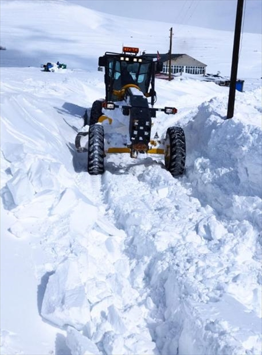 Kars ve Ardahan’da kar ve tipi nedeniyle kapanan 76 köy yolu ulaşıma açıldı