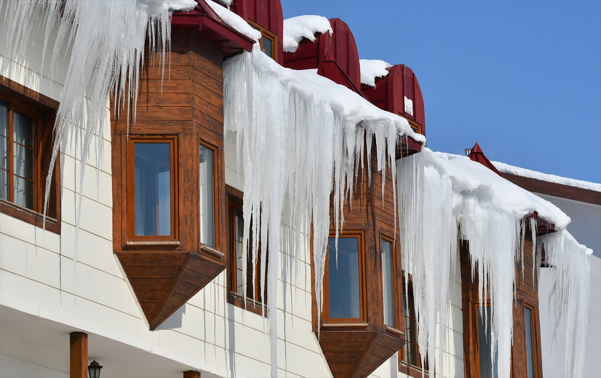 Kars ve Ardahan’da soğuk hava nedeniyle çatılarda buz sarkıtları oluştu