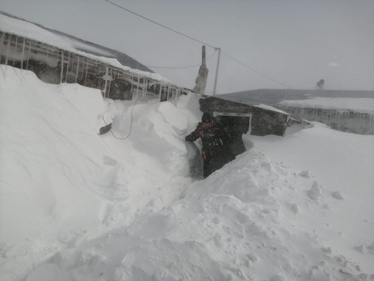Kars’ta kapısı kardan kapanan evde mahsur kalan aile kurtarıldı