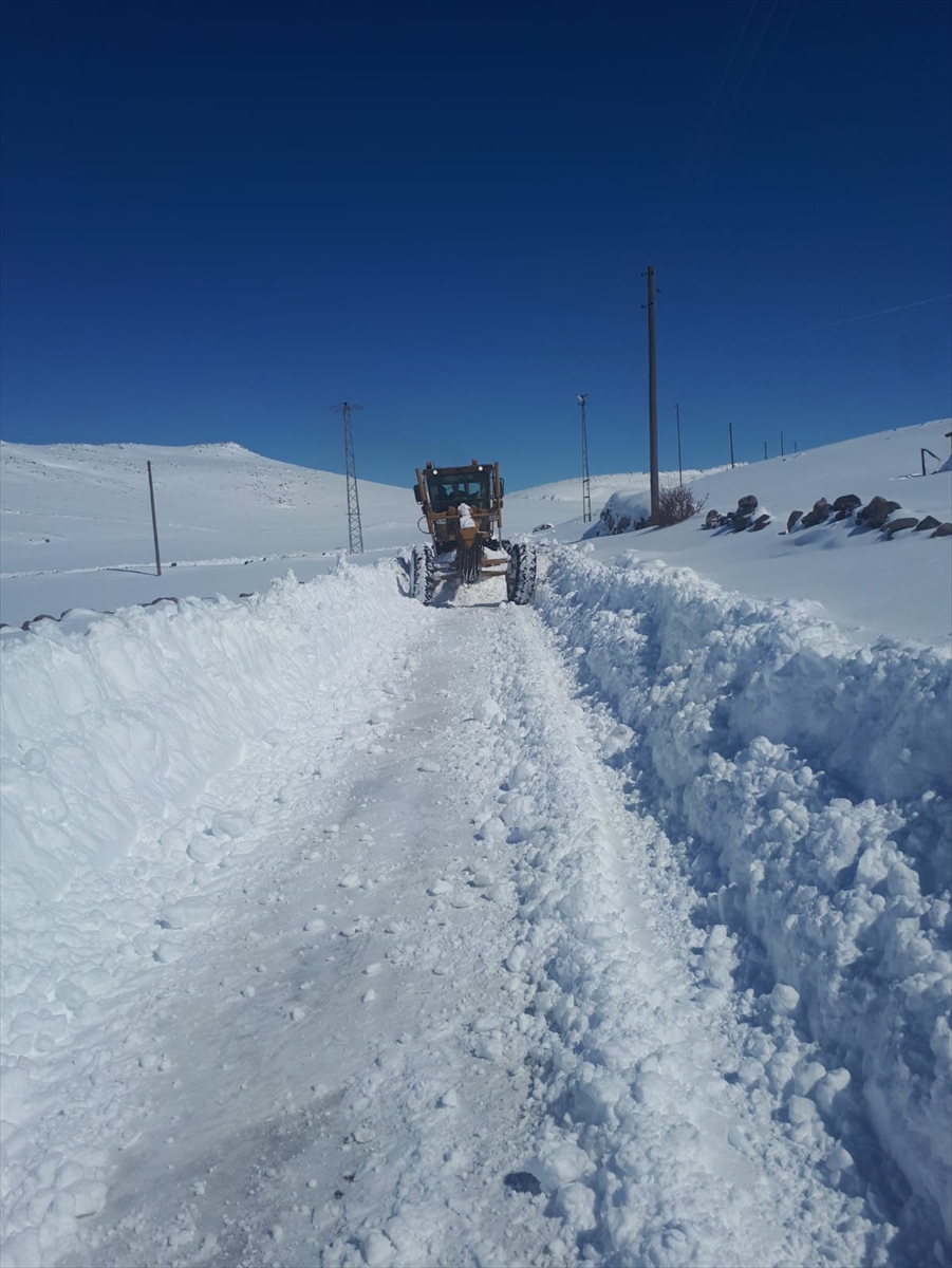 Kars’ta kar nedeniyle kapanan 58 köy yolundan 42’si açıldı