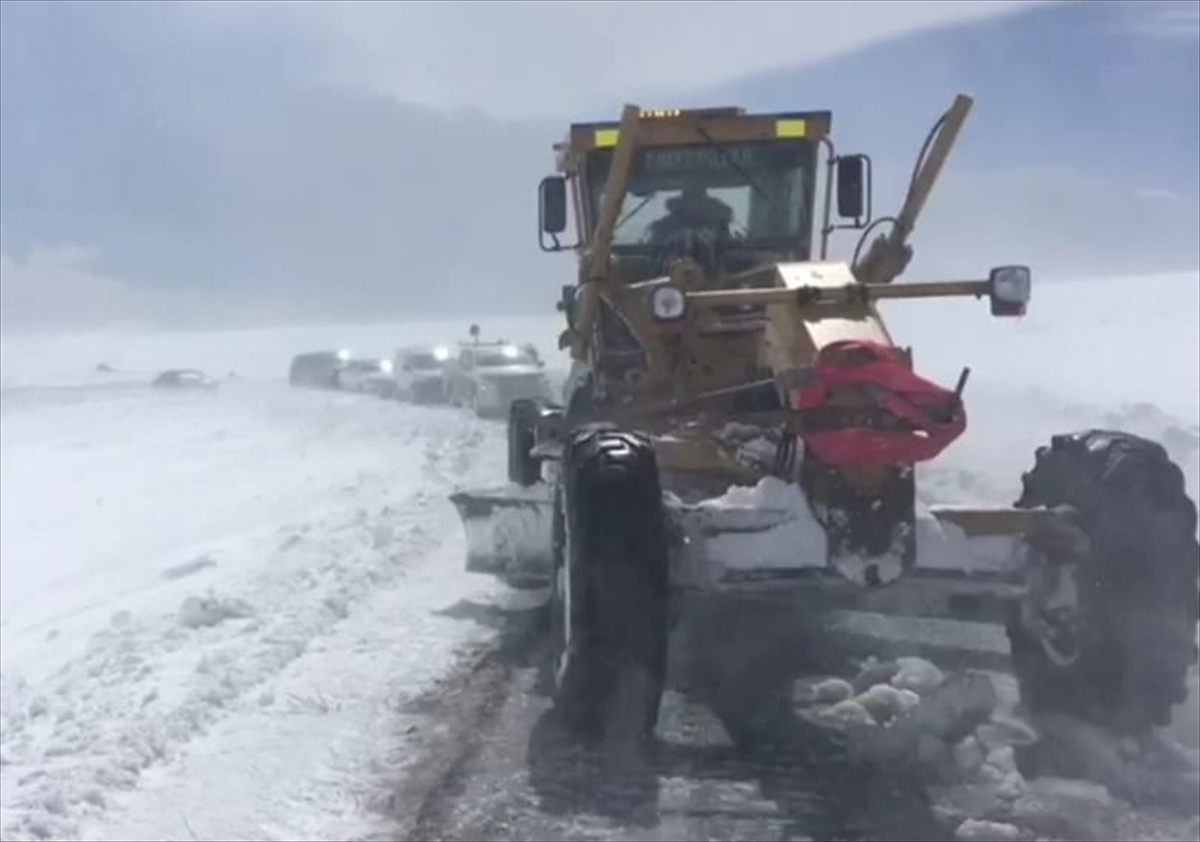 Kars’ta 17 kişi kar ve tipi nedeniyle mahsur kaldı!