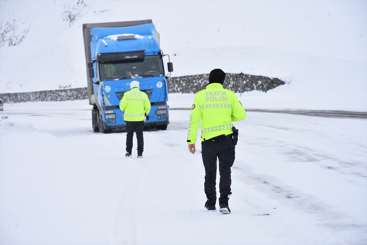 Kars’ta kar ve tipi nedeniyle sürücüler zor anlar yaşadı