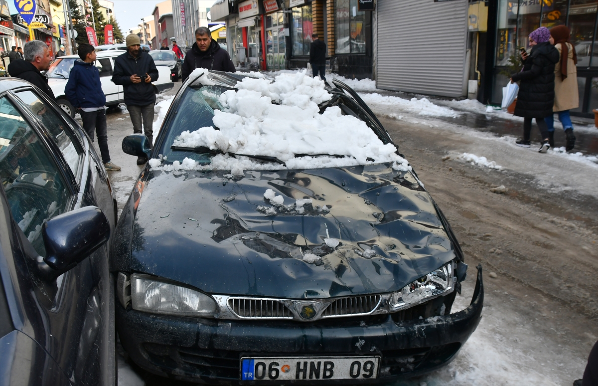 Kars’ta korkutan kaza: Otomobilin üzerine çatıdan kar kütlesi düştü!