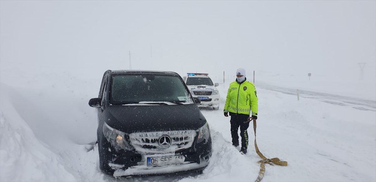 Kars’ta yolda kalan 6 araç ekiplerce kurtarıldı