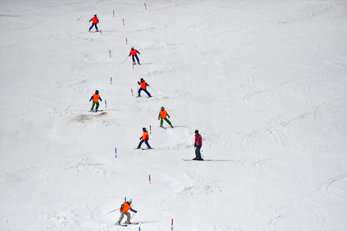 Kars’ta maddi durumu iyi olmayan ailelerin yetenekli çocukları kayak sporuna kazandırılıyor