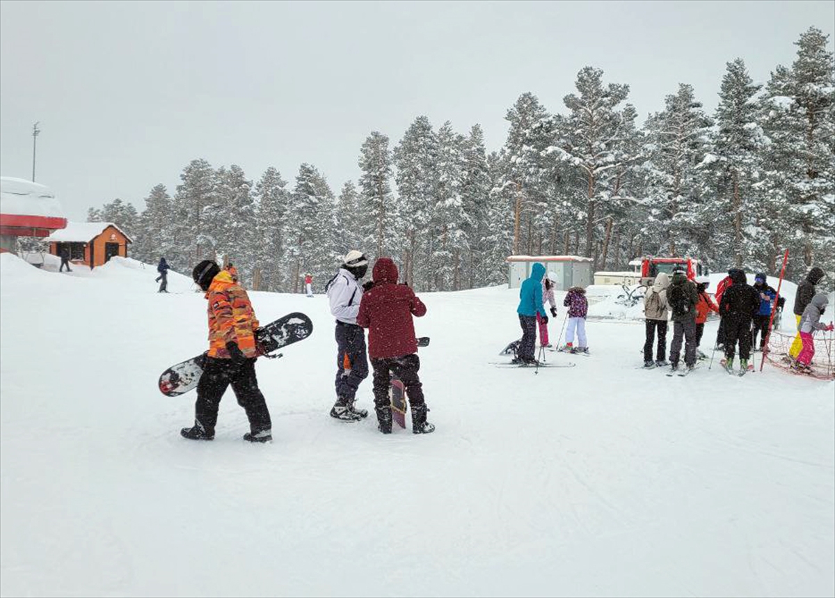 Martta etkili olan kar Cıbıltepe Kayak Merkezi’ni hareketlendirdi