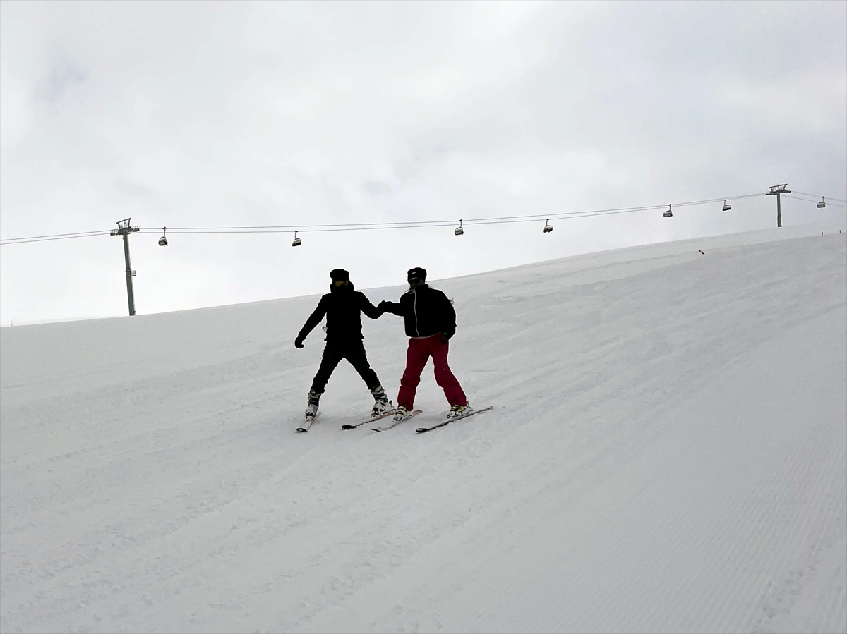 Tipiye rağmen Yalnızçam’da kayak yapmanın keyfini çıkardılar