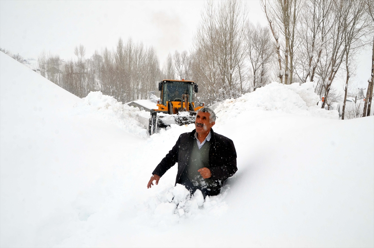 Van, Hakkari, Muş ve Bitlis’te 1044 yerleşimin yolu kardan kapandı