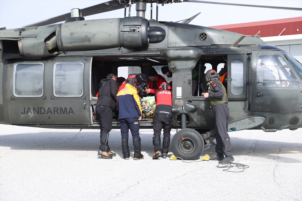Van’da dağlık bölgede kayak yapan İtalyan kayakçı ayağını kırdı