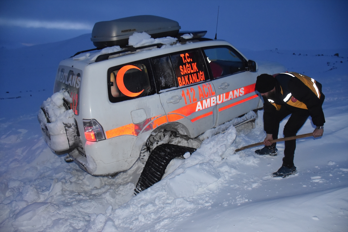 Kars’ta yolu kapanan köydeki hastayı hastaneye ulaştırmak için zamanla yarışıldı