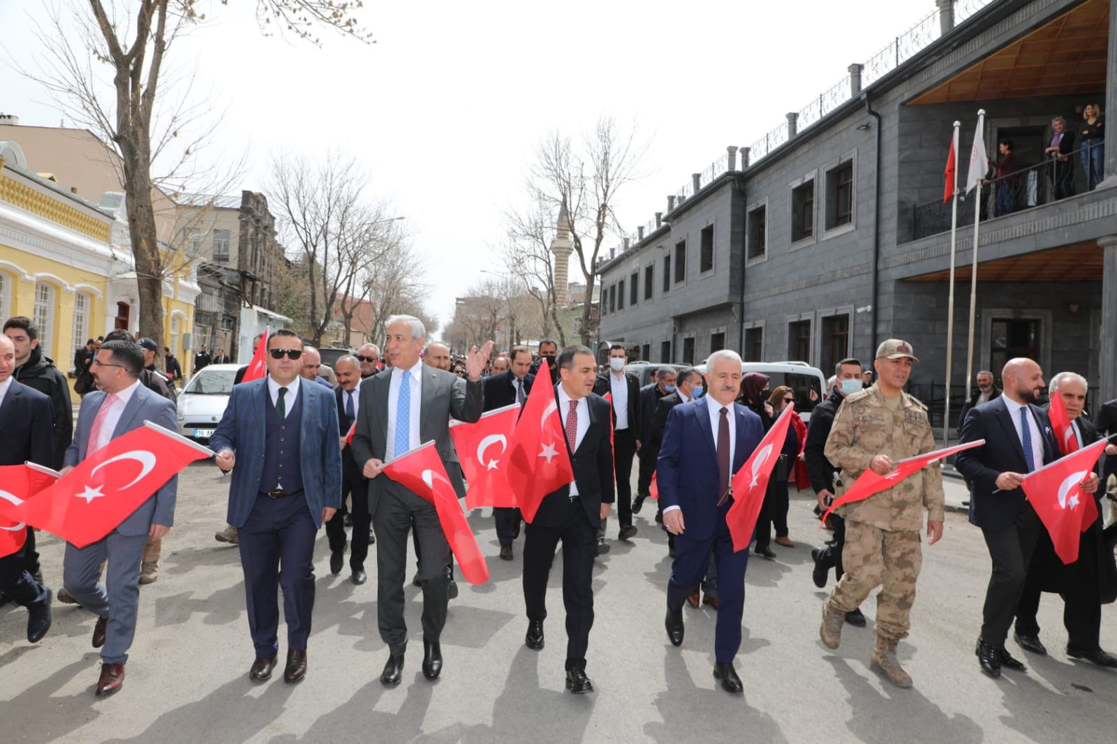 Kars’ta vatandaşlar ellerinde Türk bayraklarıyla Turizm Haftası’nı kutladı