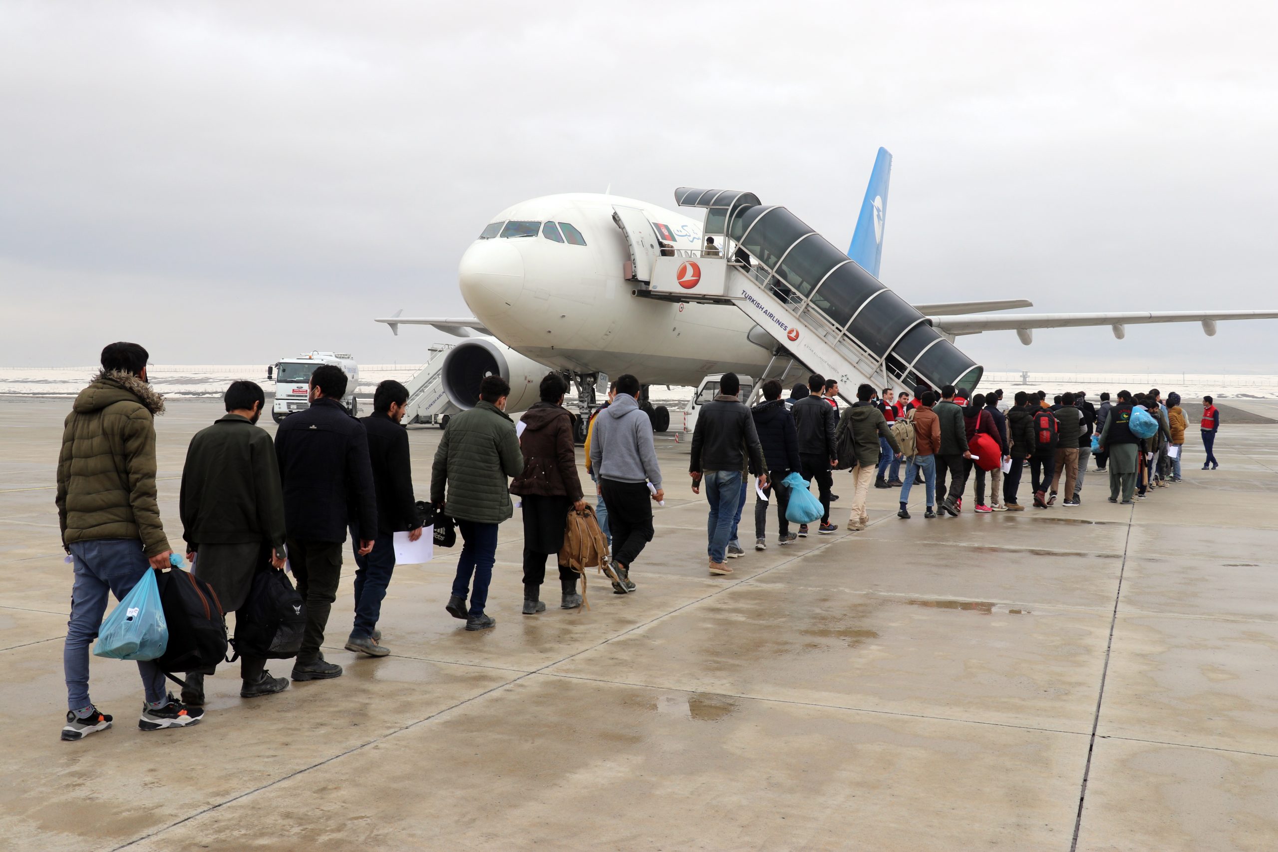 Ağrı’da yakalanan 227 Afgan düzensiz göçmen uçakla ülkelerine gönderildi