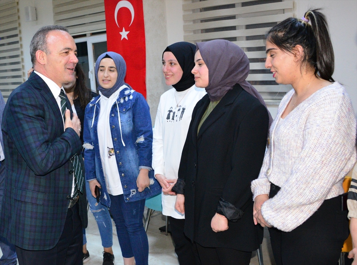 Ardahan Valisi Öner, üniversiteli öğrencilerle iftar yaptı